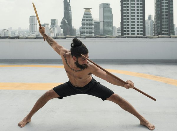 Quels exercices de Kali sont adaptés pour améliorer la coordination des mouvements chez les personnes âgées?