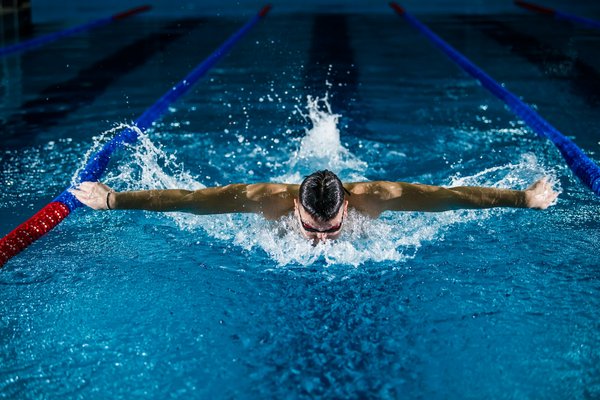 Comment un coureur de marathon peut-il intégrer des séances de natation dans son plan d'entraînement?